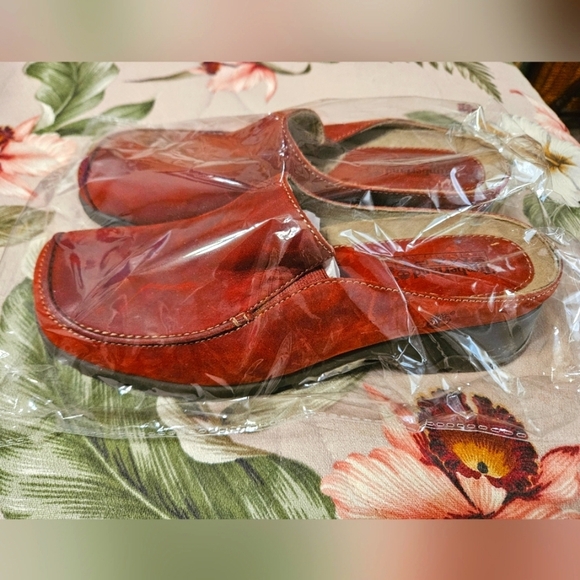 #436 TIMBERLAND Sueded Slip-On Mules. Varies, Colors - Picture 4 of 8